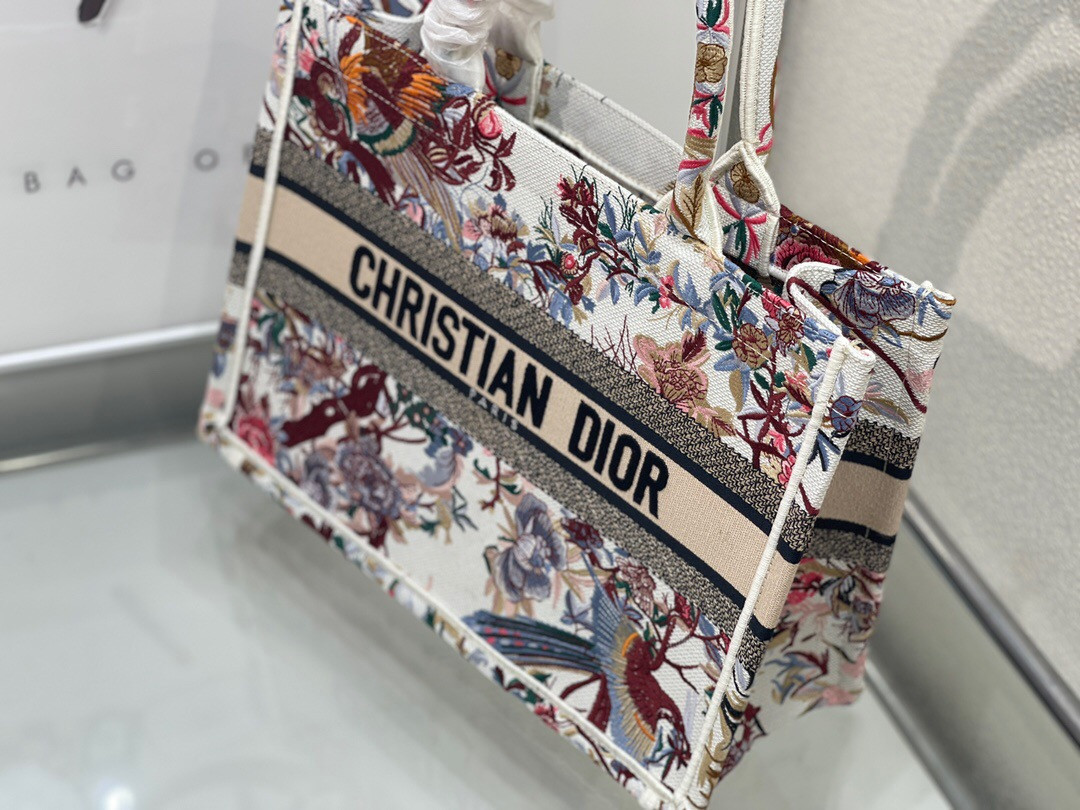 MEDIUM D*0r BOOK TOTE White Multicolor Dragon Zodiac Embroidery 36 x 27.5 x 16.5 cm