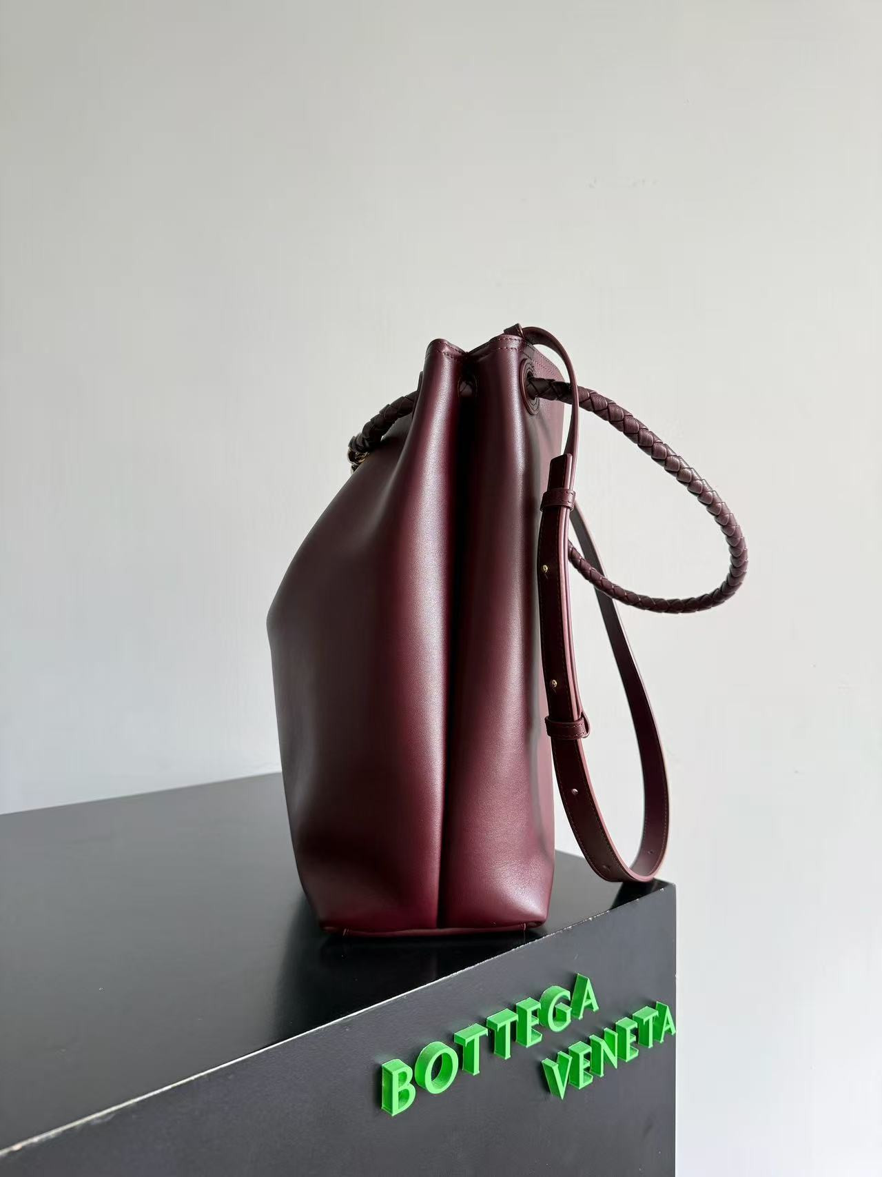 bo*te*ga Ve*ne*ta andiamo medium leather bucket bag 34x24x12cm without box