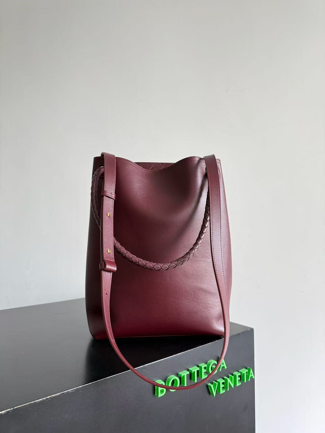 bo*te*ga Ve*ne*ta andiamo medium leather bucket bag 34x24x12cm without box