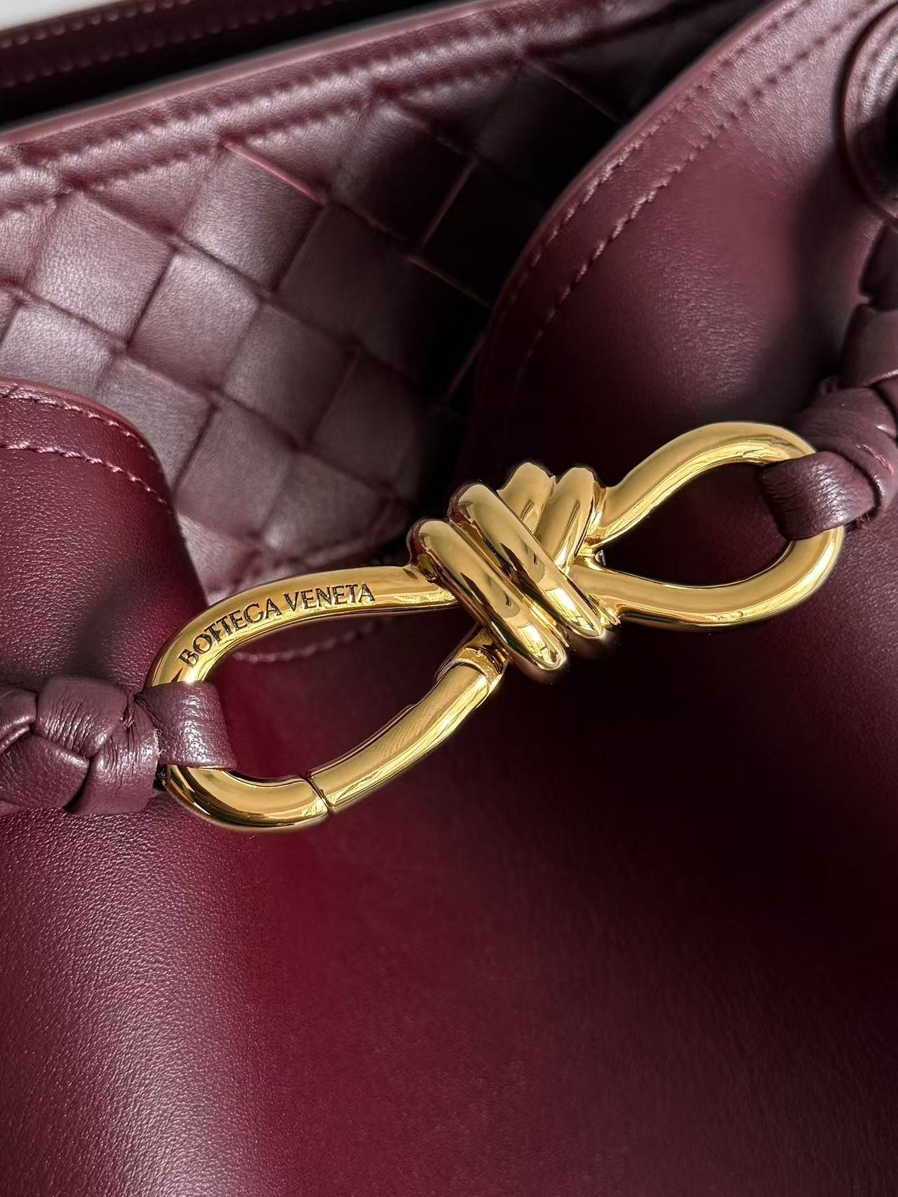 bo*te*ga Ve*ne*ta andiamo medium leather bucket bag 34x24x12cm without box