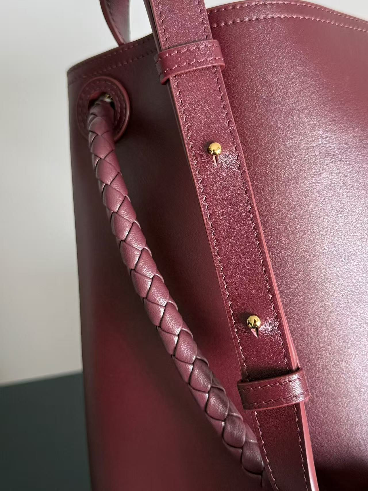 bo*te*ga Ve*ne*ta andiamo medium leather bucket bag 34x24x12cm without box