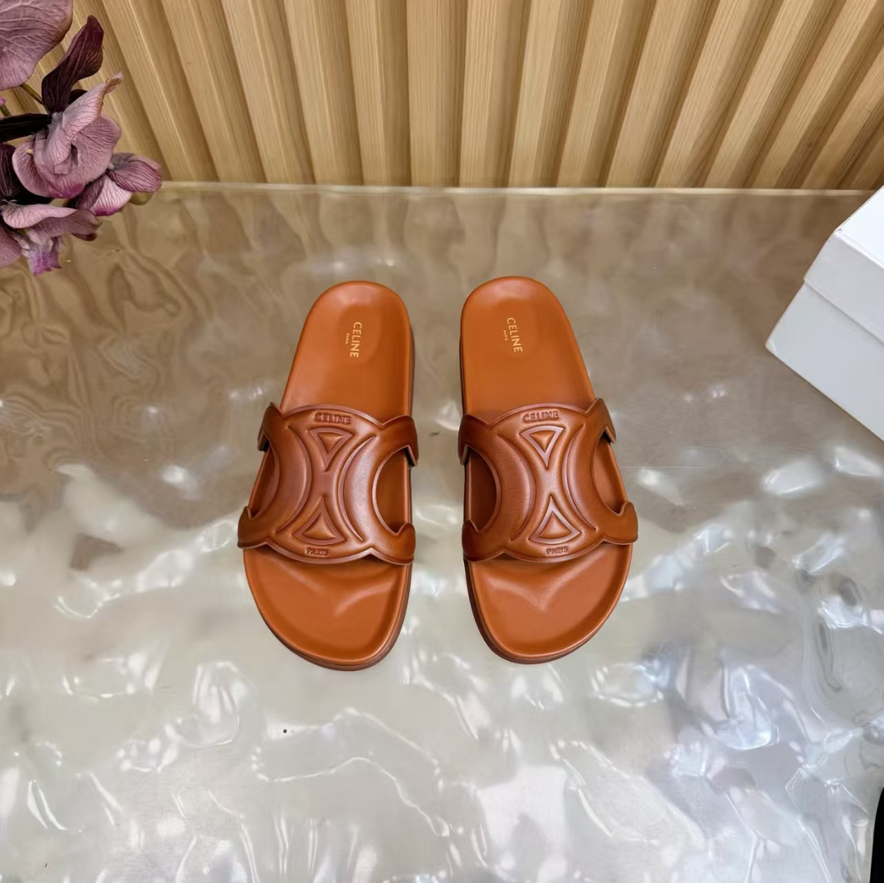 ua Ce**e triomphe slide