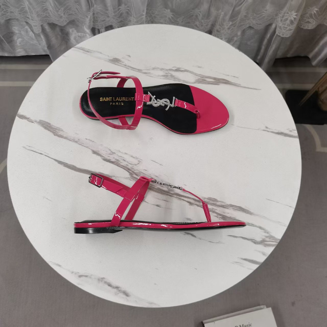 ua Y*L sandal