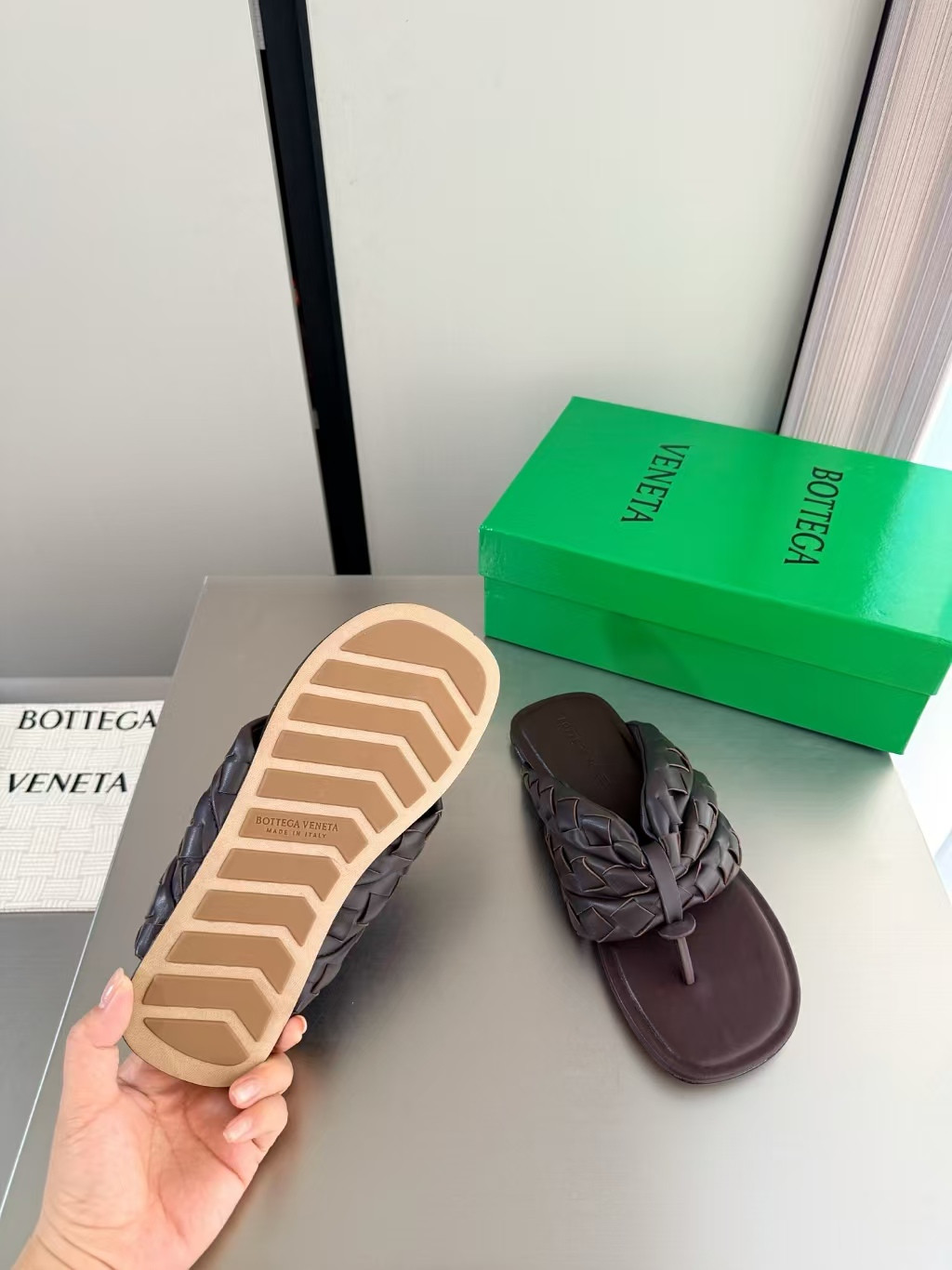 ua bo*te*ga Ve*ne*ta salsa thong sandal