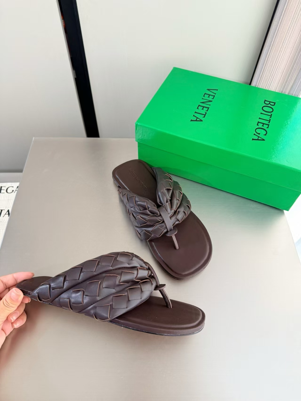ua bo*te*ga Ve*ne*ta salsa thong sandal