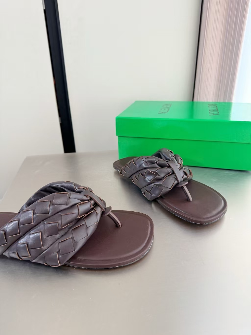 ua bo*te*ga Ve*ne*ta salsa thong sandal
