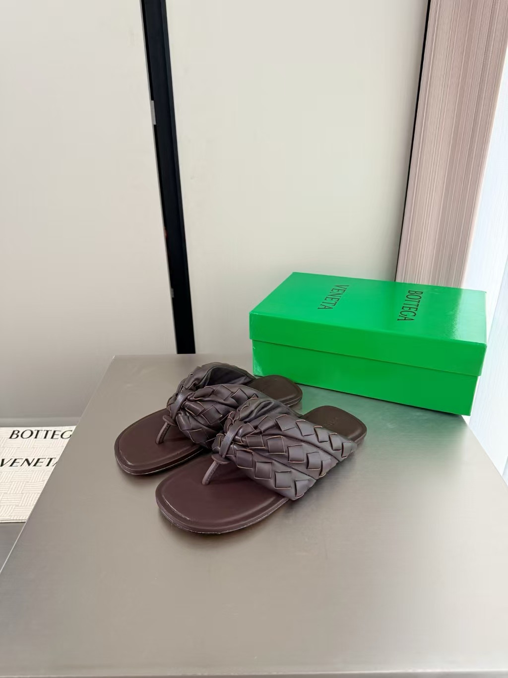 ua bo*te*ga Ve*ne*ta salsa thong sandal
