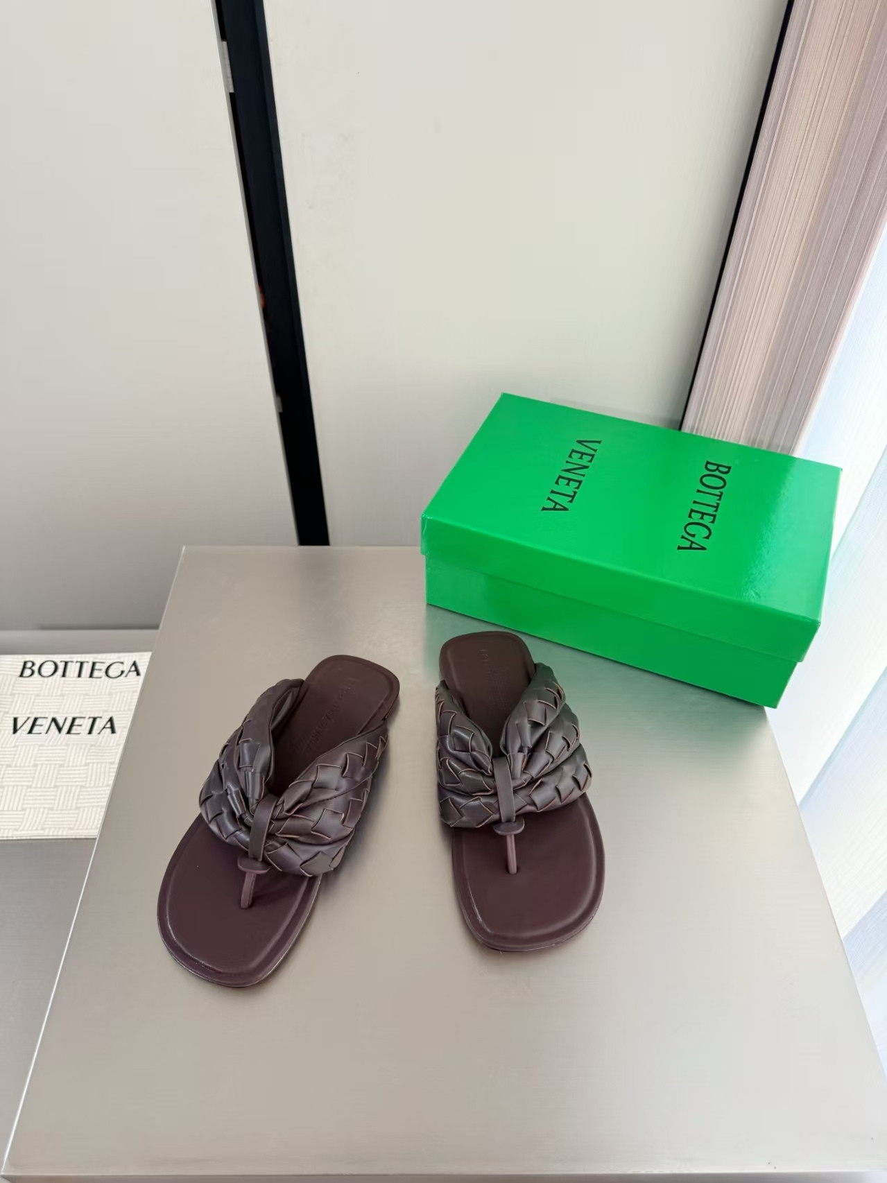 ua bo*te*ga Ve*ne*ta salsa thong sandal
