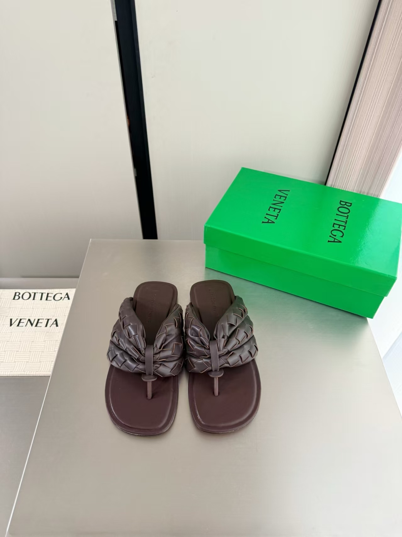 ua bo*te*ga Ve*ne*ta salsa thong sandal