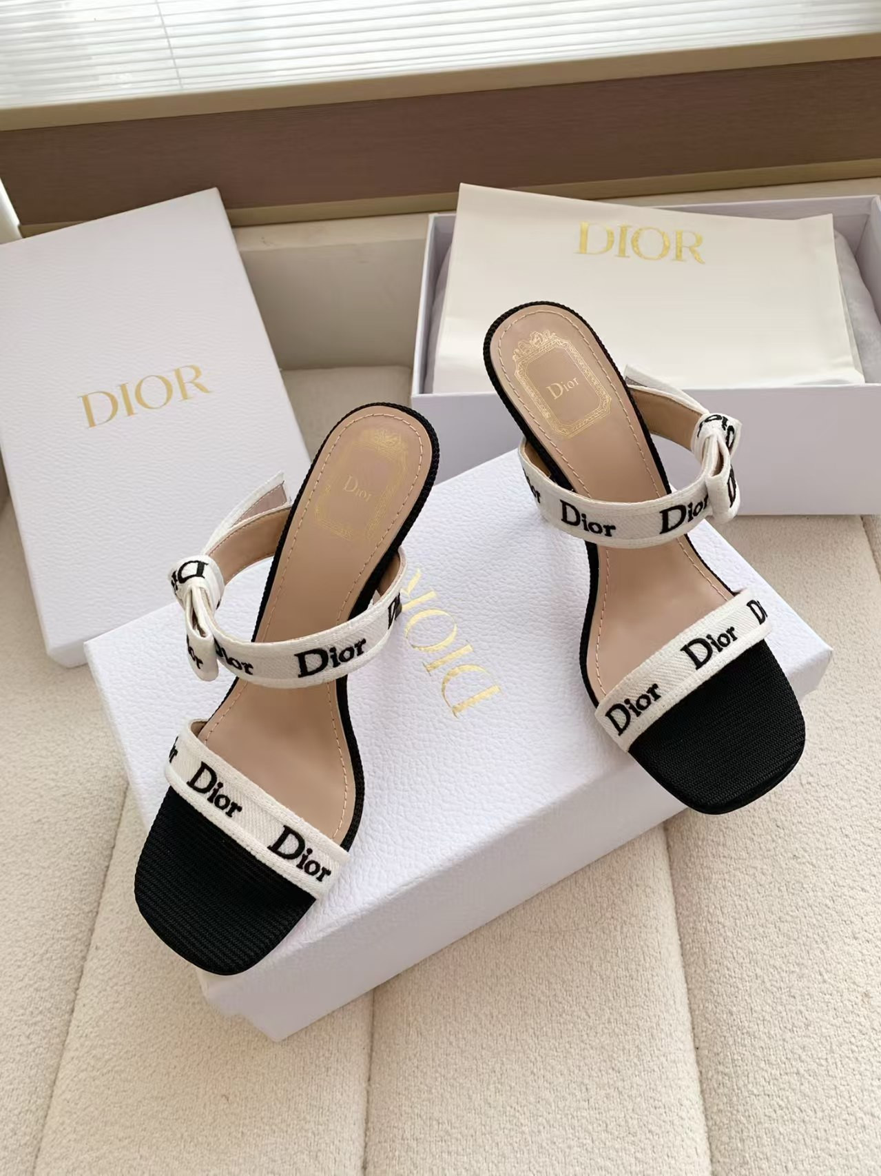 ua D*or heeled sandal