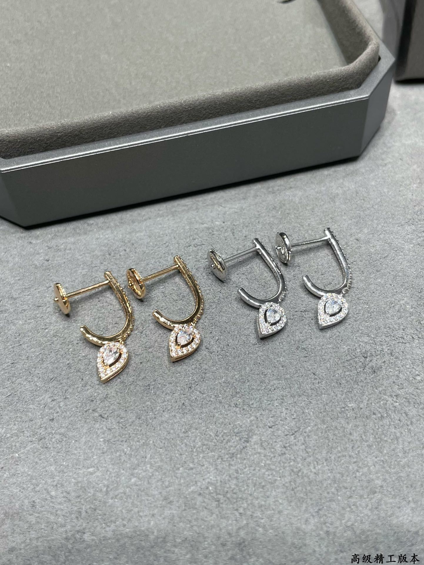 Mes1kaa waterdrop earrings