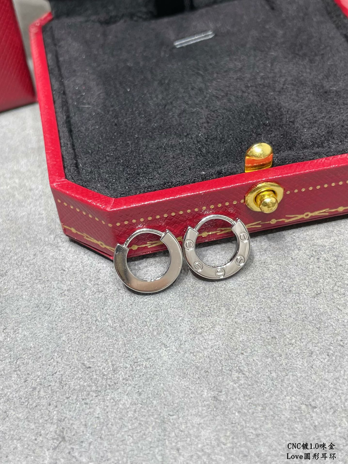 Ca*t*er LOVE glossy round earrings