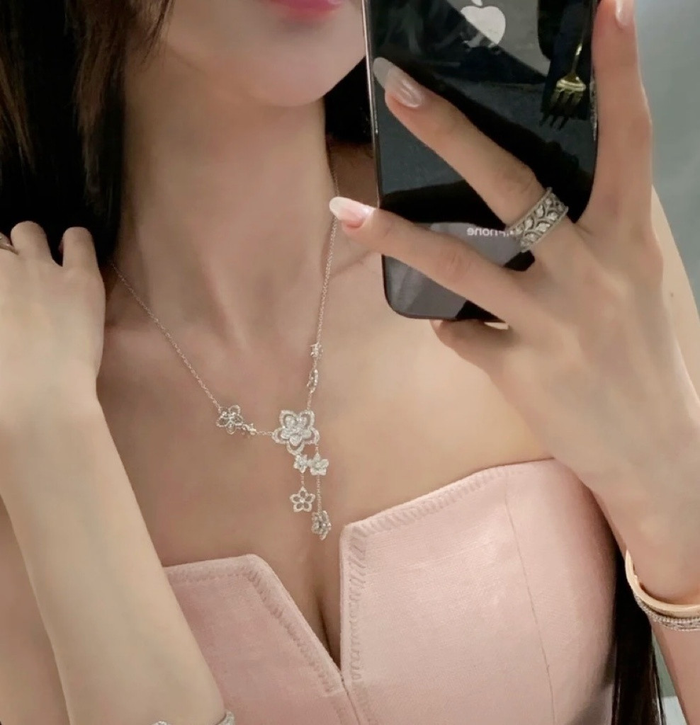 Gr*ff wild flower di*m*nd drop necklace