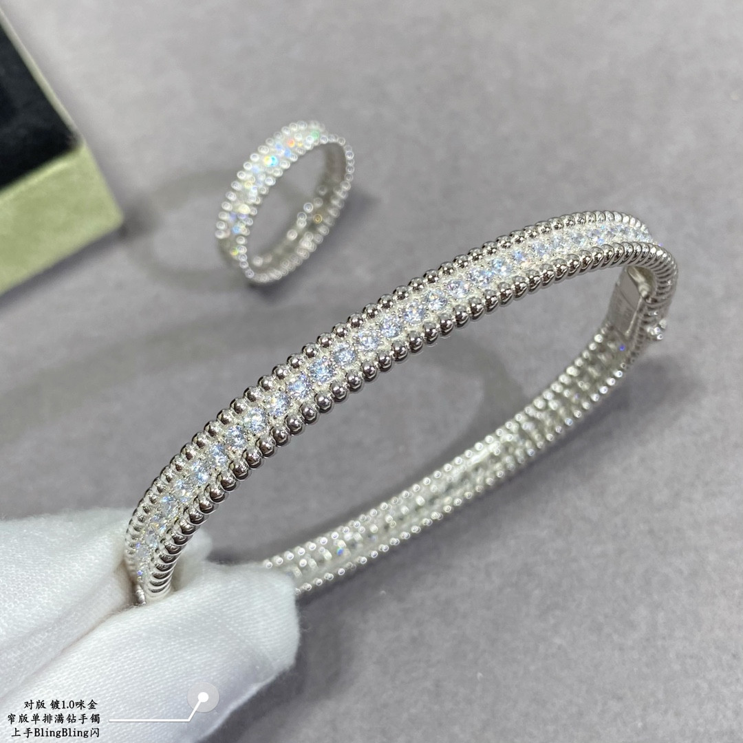 V*N CL*F & Arpels narrow single row full diamond bracelet