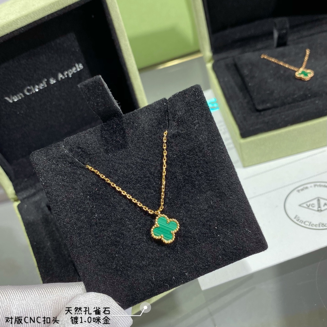 V*N CL*F & Arpels Mini Four-Leaf Clover Necklace Diameter approx 1.0cm, Chain length approx 40+5cm
