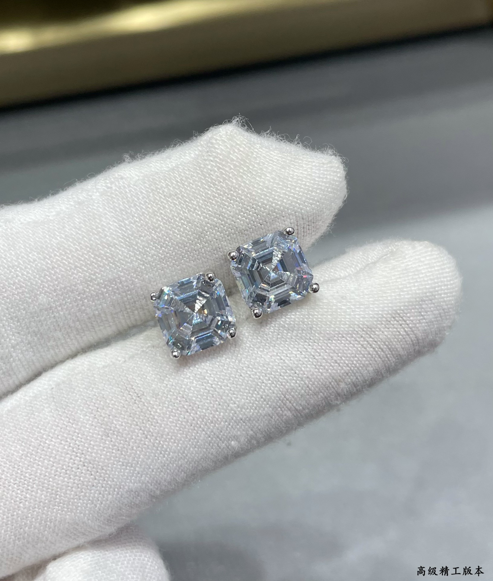 T*f*ny & Co. Four-Prong Stud Earrings 7x7mm Ag925