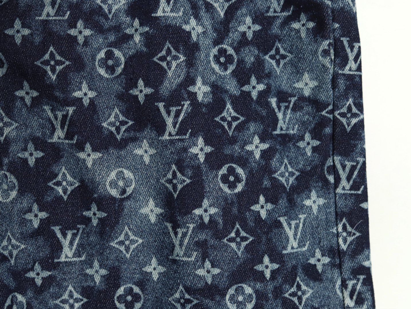 L0*is V*t0n LV 25ss shorts