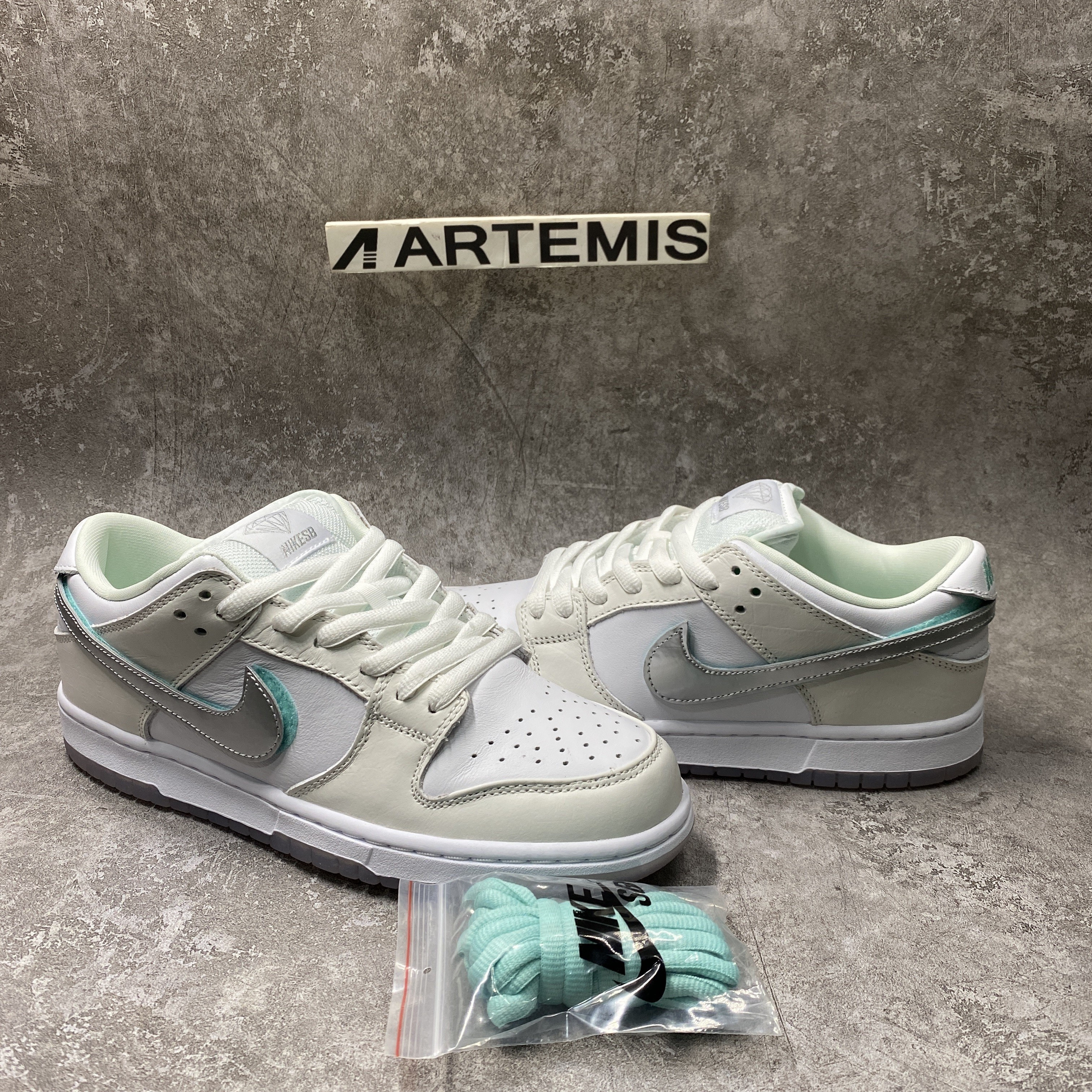 Nike SB Dunk Low Diamond S*pply Co White Diamond