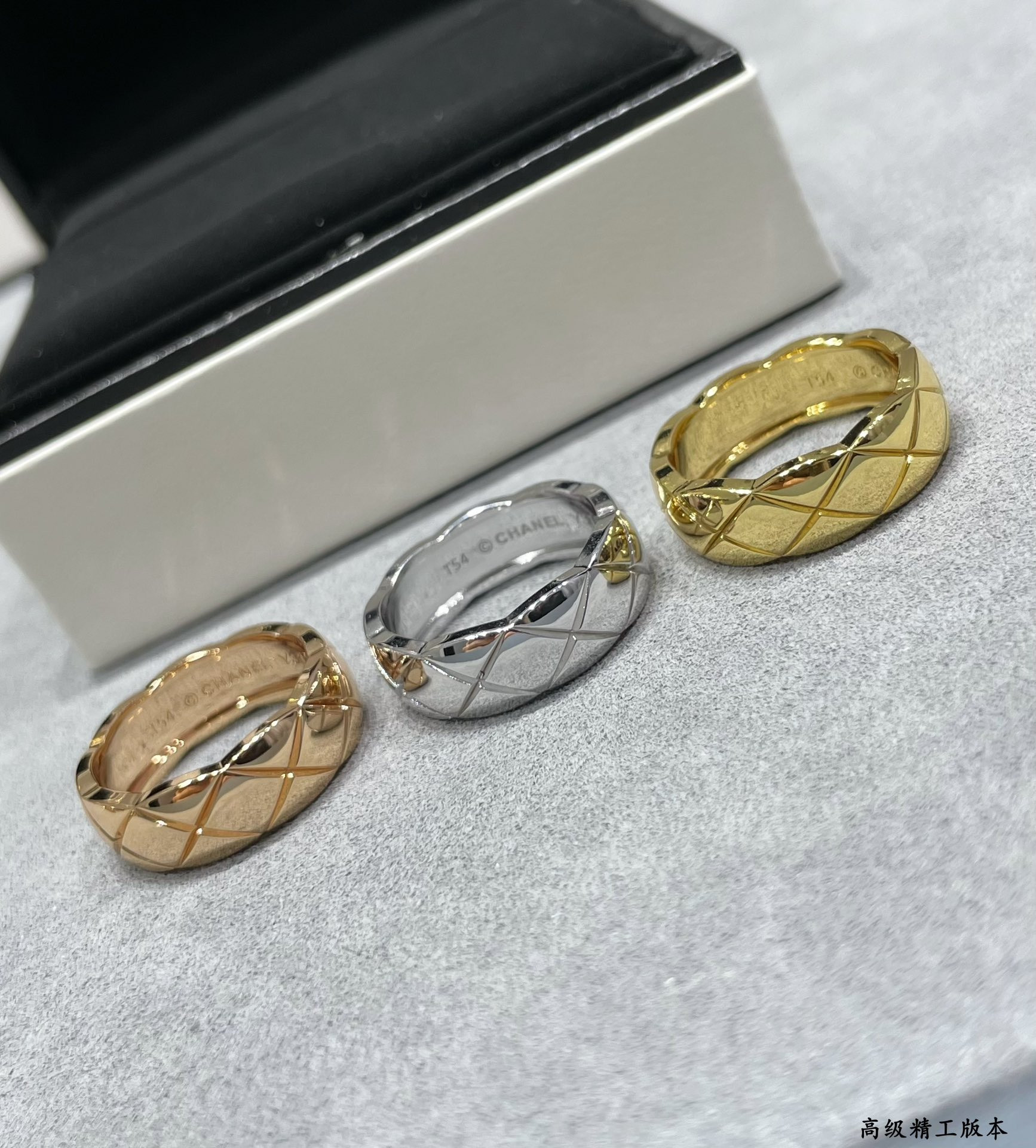 Ch*el Wide Diamond Pattern Smooth Ring