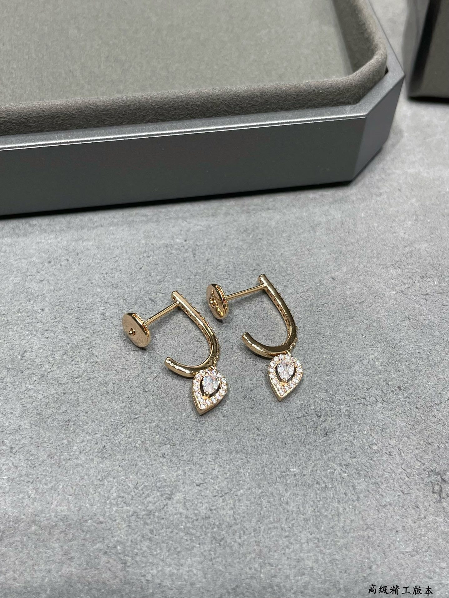 Mes1kaa waterdrop earrings