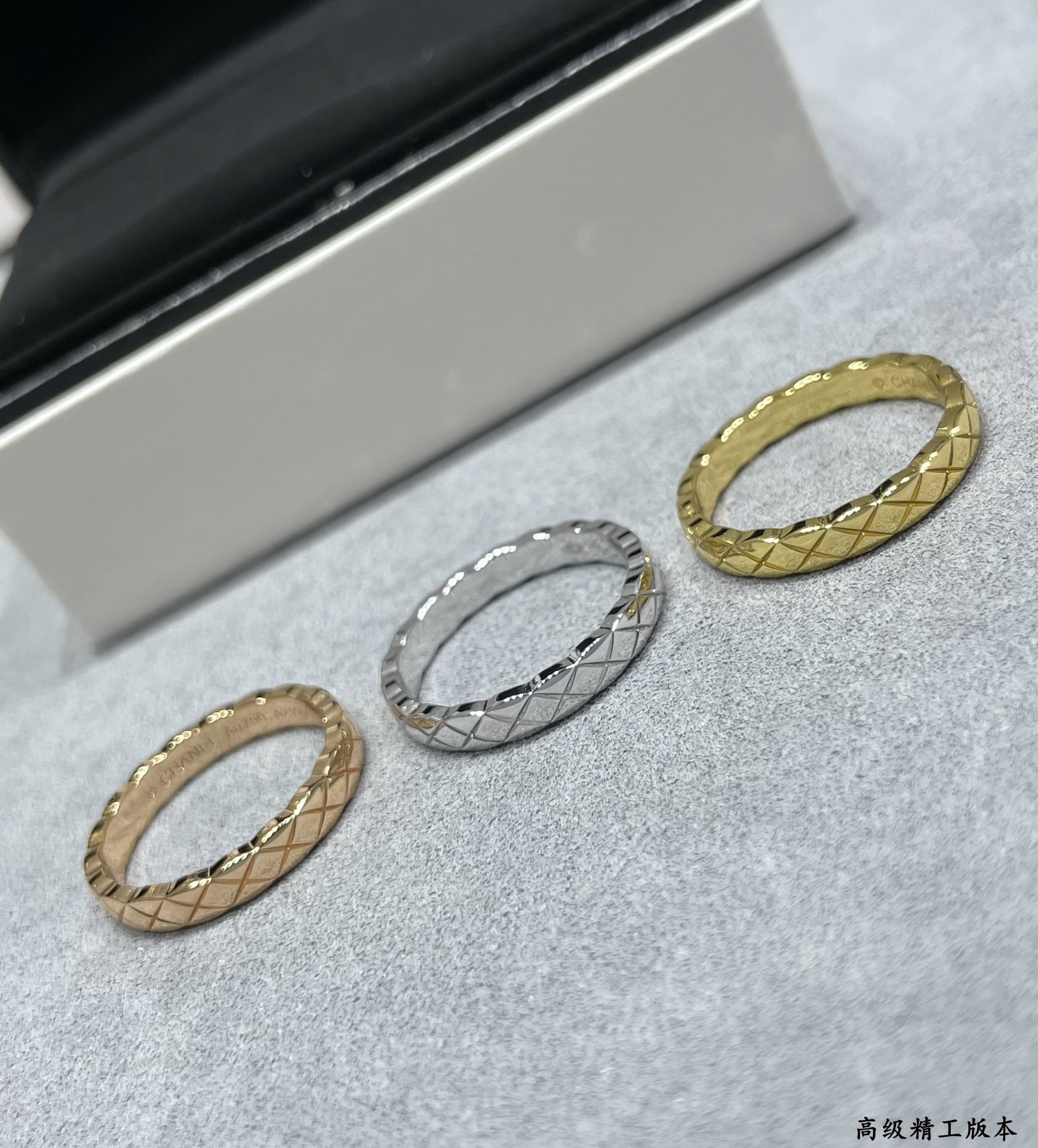 Ch*el Narrow Diamond Pattern Smooth Ring