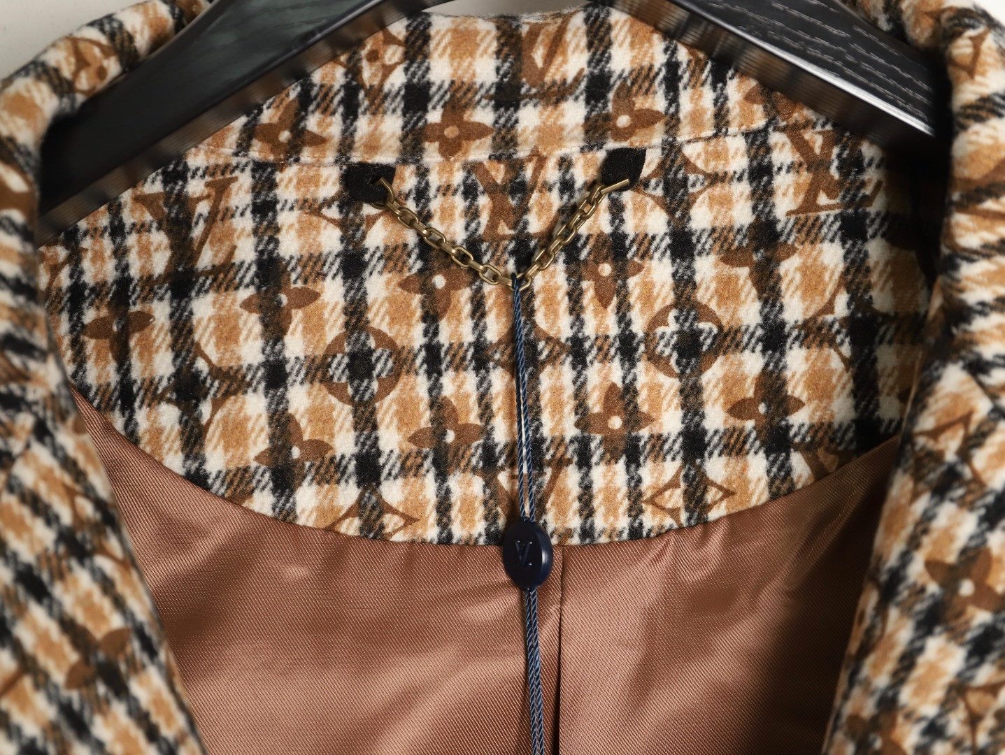 L0*is V*t0n Jacket