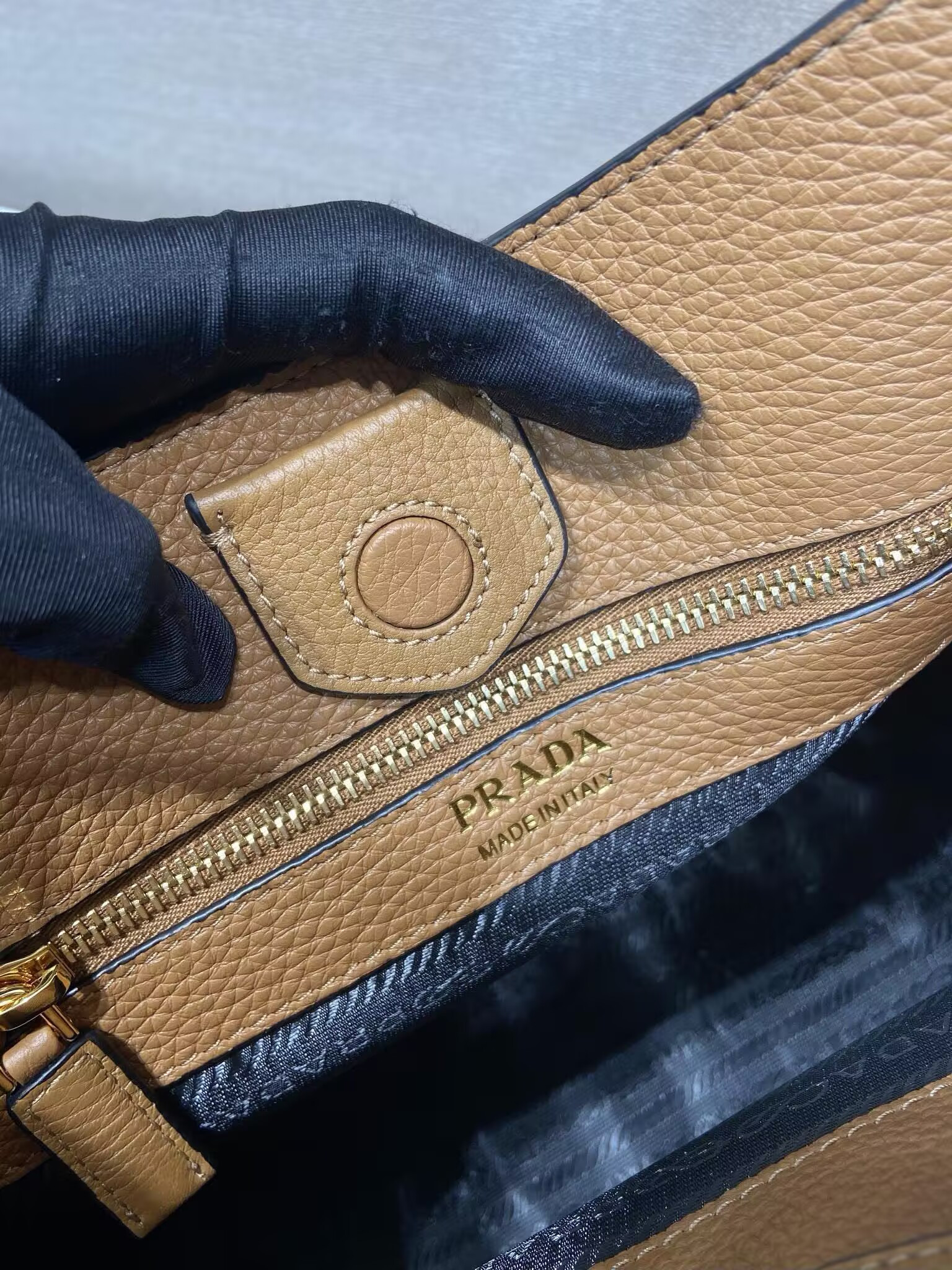 Pra*a medium leather bag 26x28x11cm