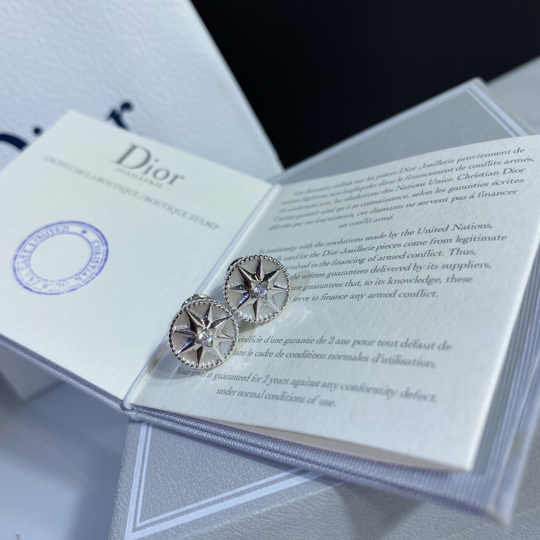 D*0r compass Stud Earrings