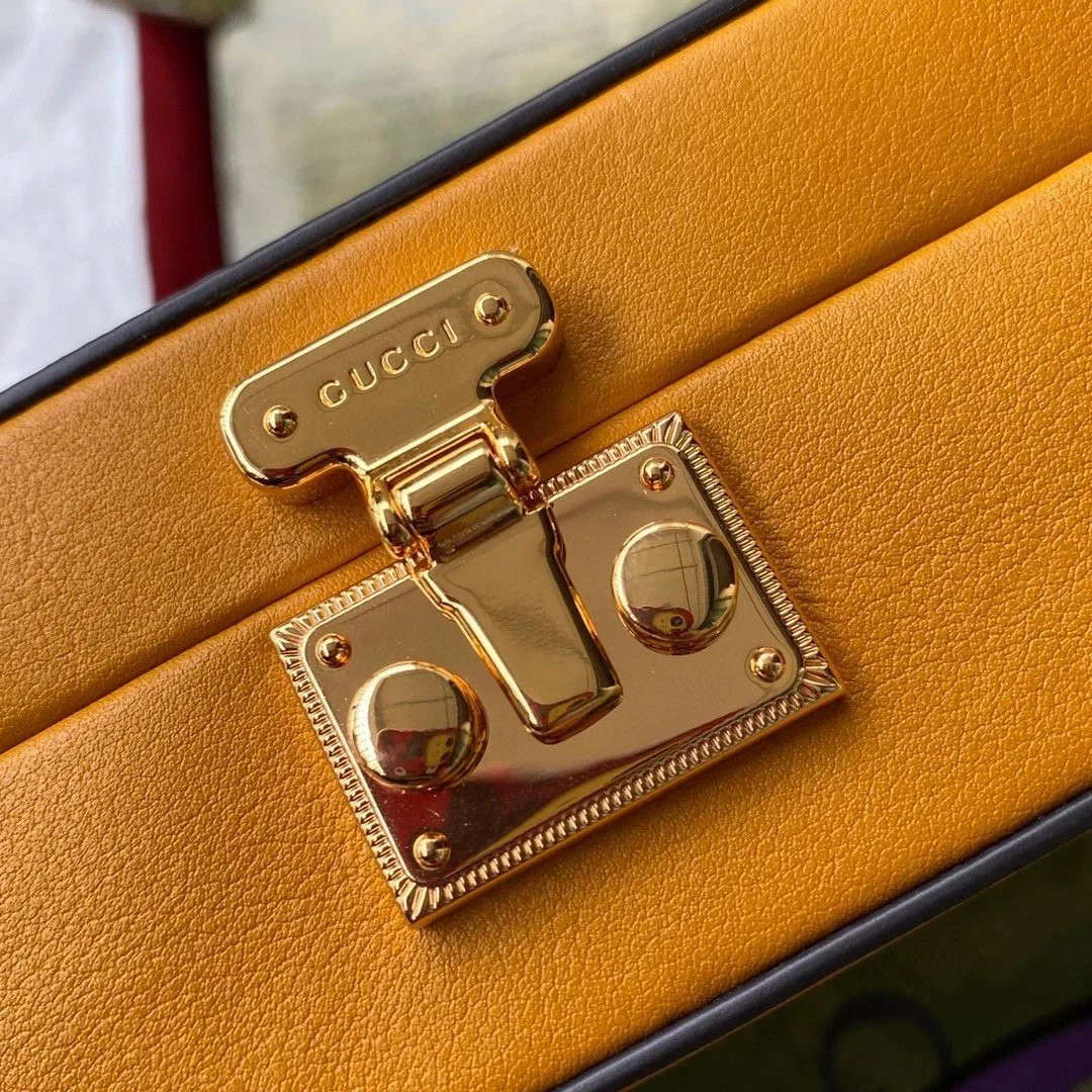 G*u*i Interlocking G mini bag