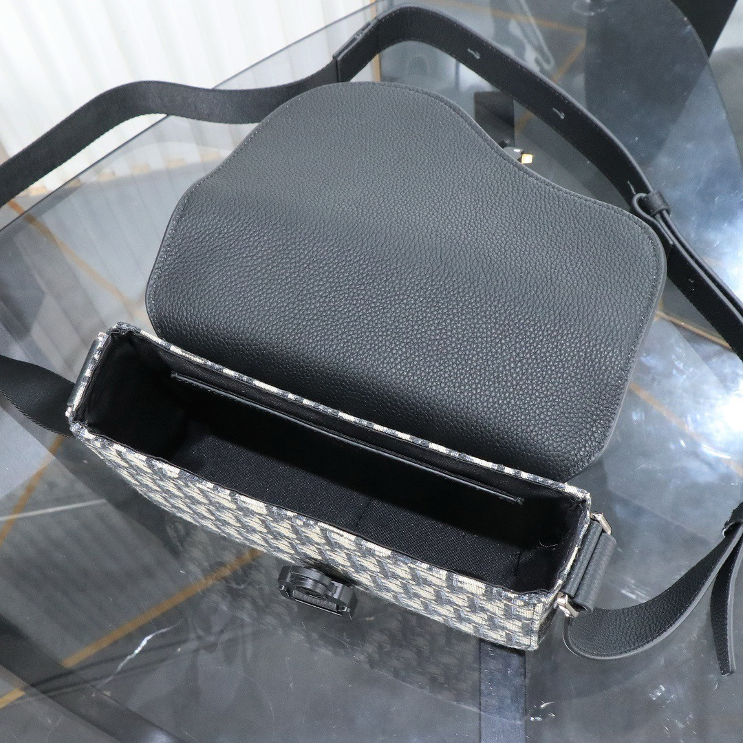 D*0r Saddle Messenger Bag with Flap 23 x18 x6cm