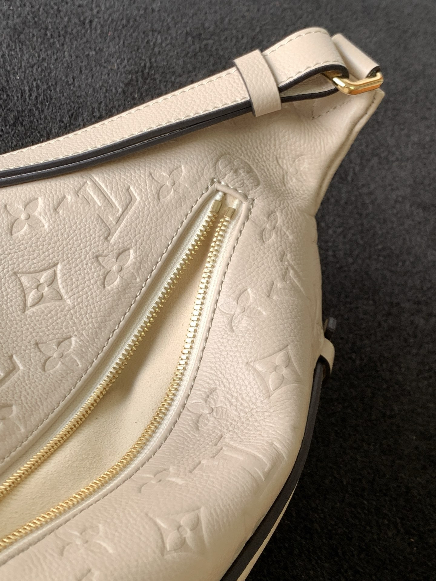 L0*is V*t0n LV Bumbag Monogram Empreinte Creme M44836 37 x14 x20CM