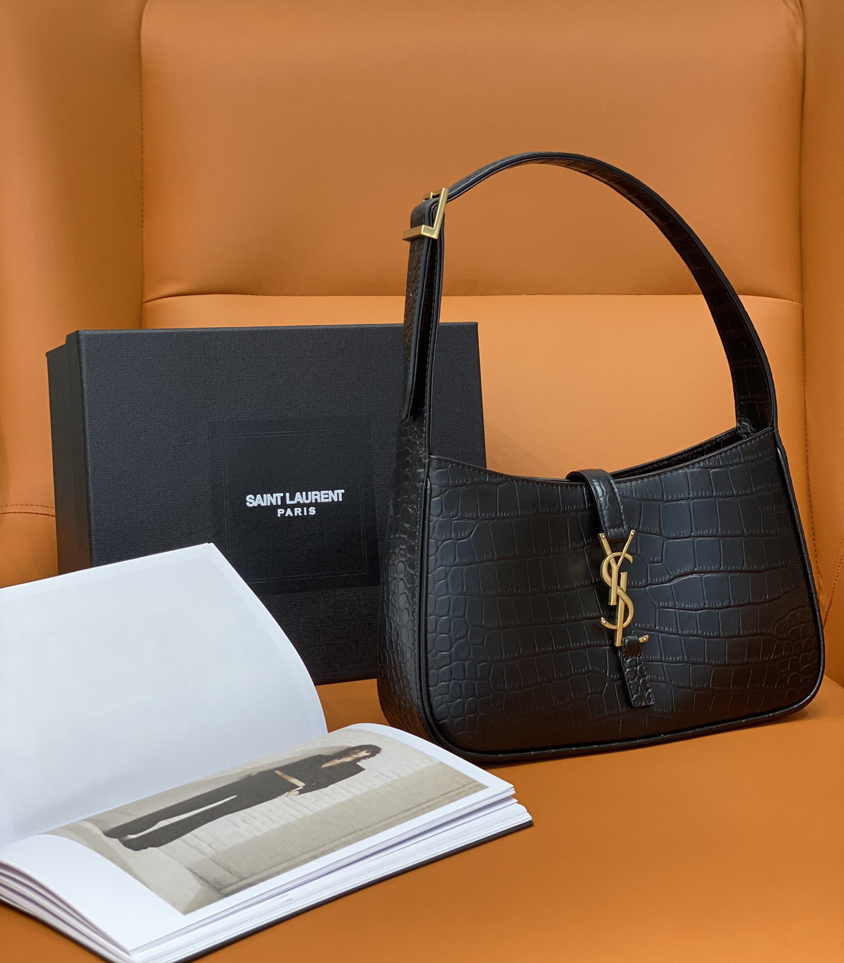 Y*L LE 5 À 7 IN CROCODILE-EMBOSSED SHINY LEATHER NOIR 23 X 16 X 6.5 CM