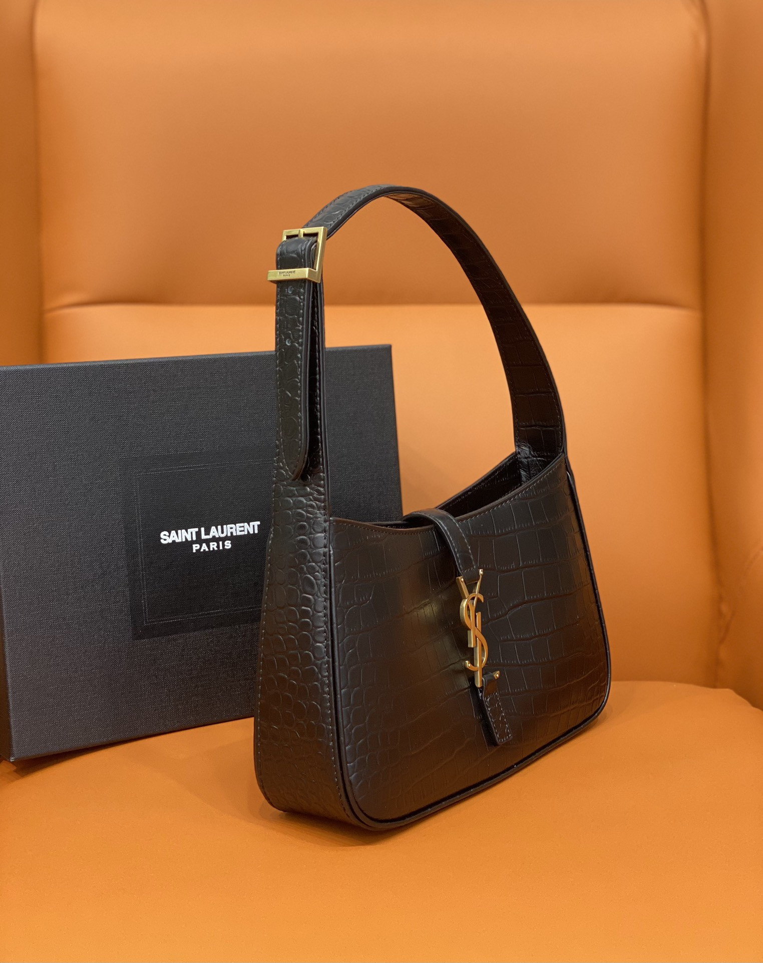 Y*L LE 5 À 7 IN CROCODILE-EMBOSSED SHINY LEATHER NOIR 23 X 16 X 6.5 CM