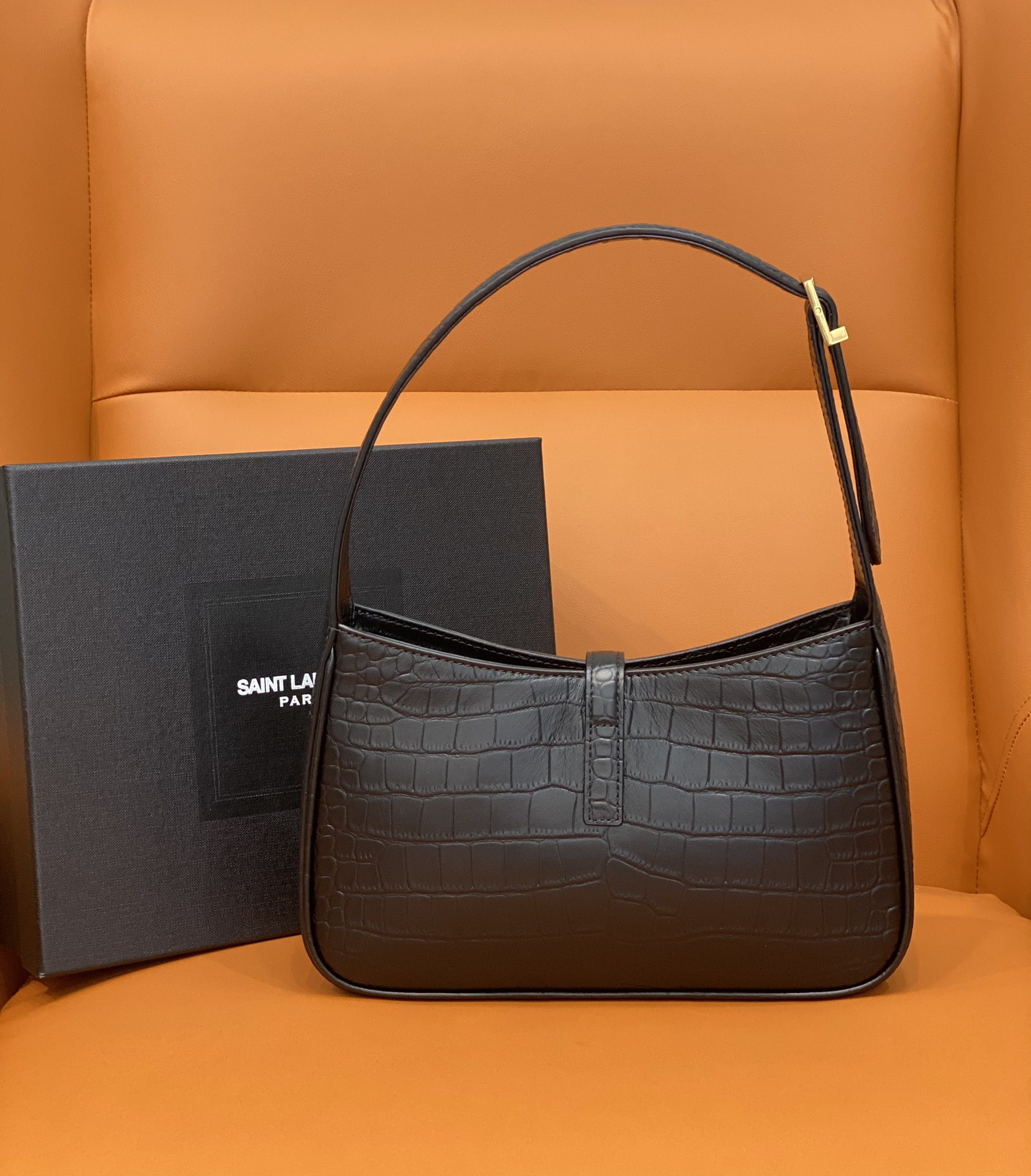 Y*L LE 5 À 7 IN CROCODILE-EMBOSSED SHINY LEATHER NOIR 23 X 16 X 6.5 CM