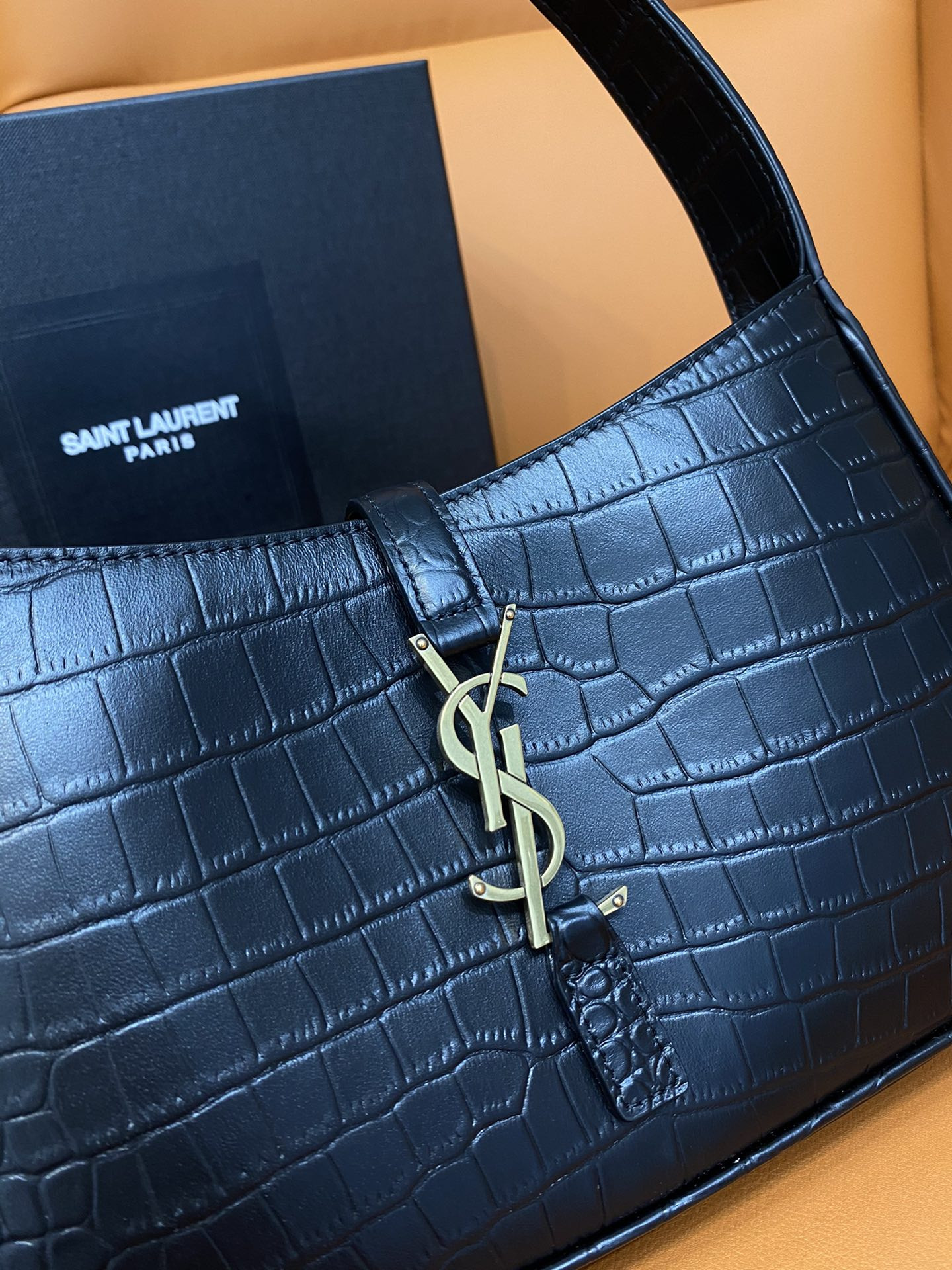 Y*L LE 5 À 7 IN CROCODILE-EMBOSSED SHINY LEATHER NOIR 23 X 16 X 6.5 CM
