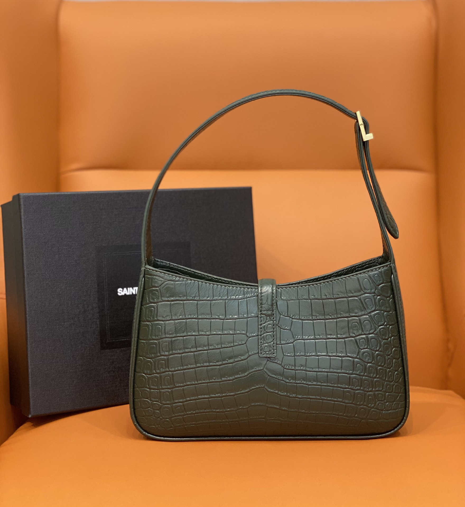 Y*L LE 5 À 7 IN CROCODILE-EMBOSSED SHINY LEATHER 23 X 16 X 6.5 CM