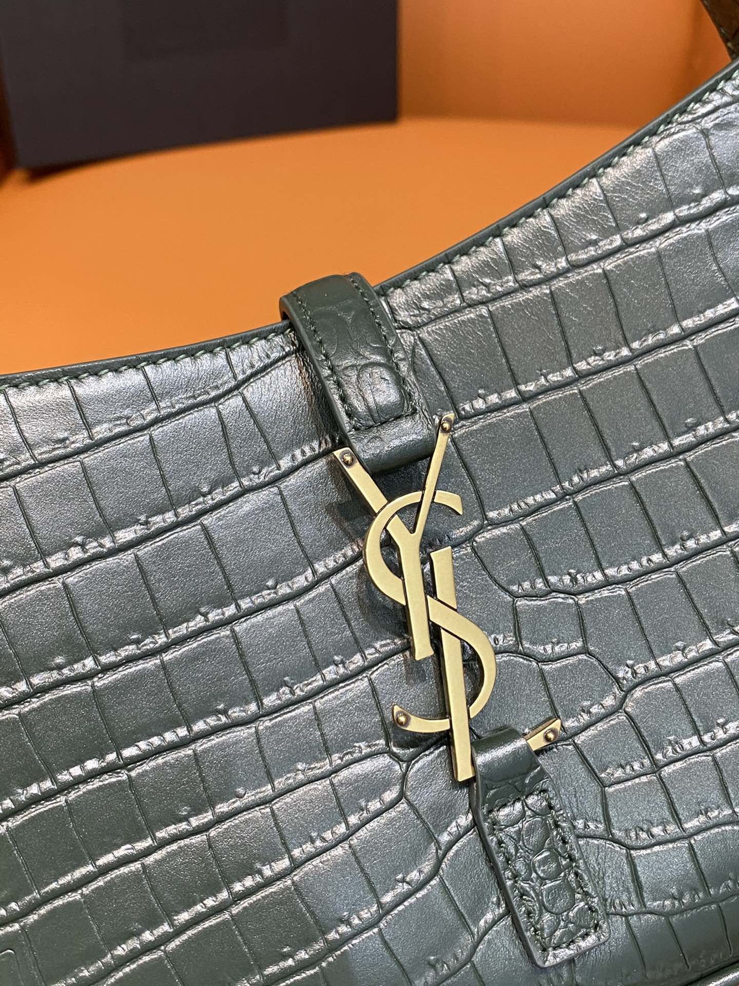 Y*L LE 5 À 7 IN CROCODILE-EMBOSSED SHINY LEATHER 23 X 16 X 6.5 CM