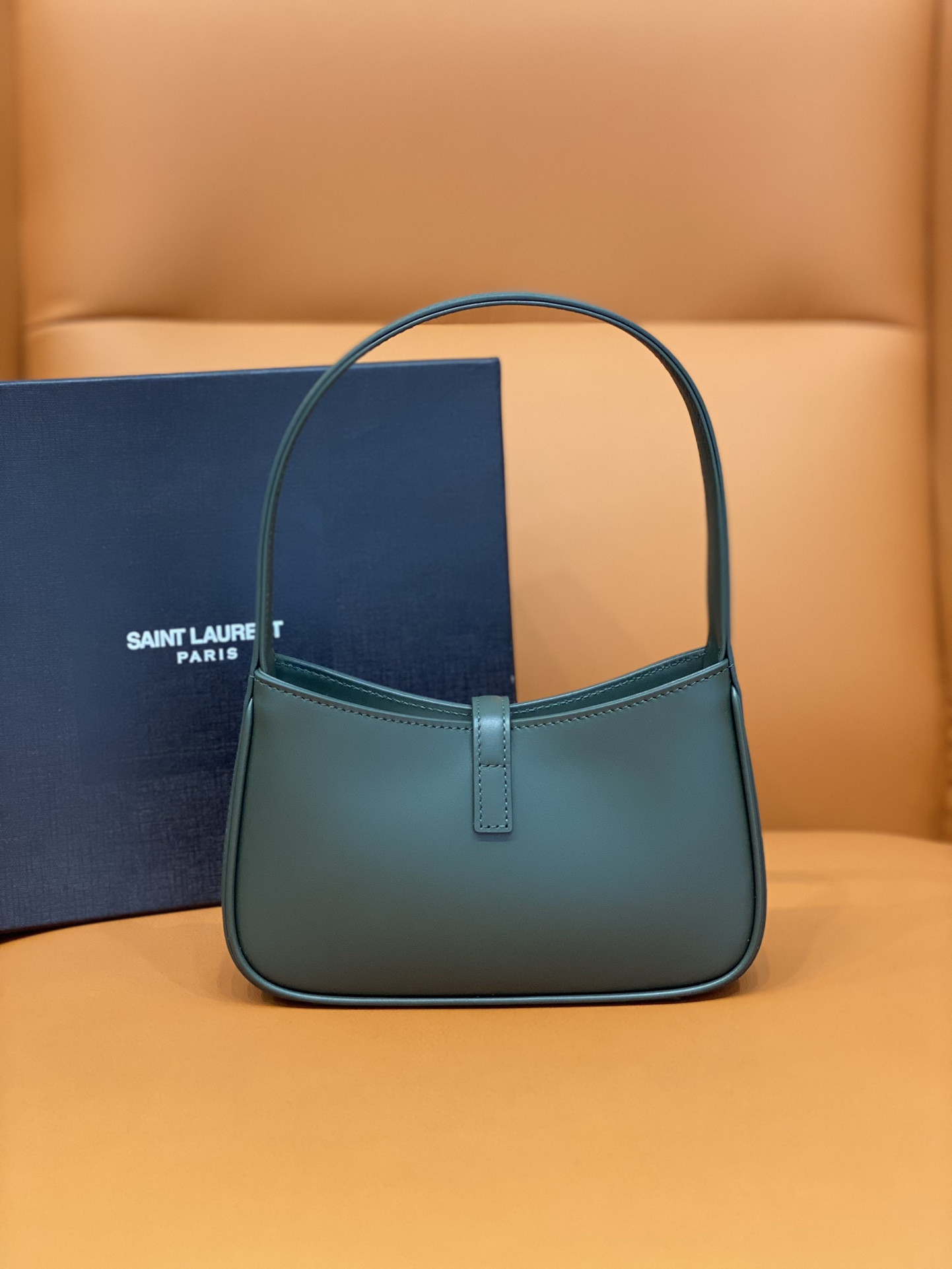 Y*L MINI LE 5 À 7 IN SMOOTH LEATHER 7.5 X 4.5 X 1.8 INCHES