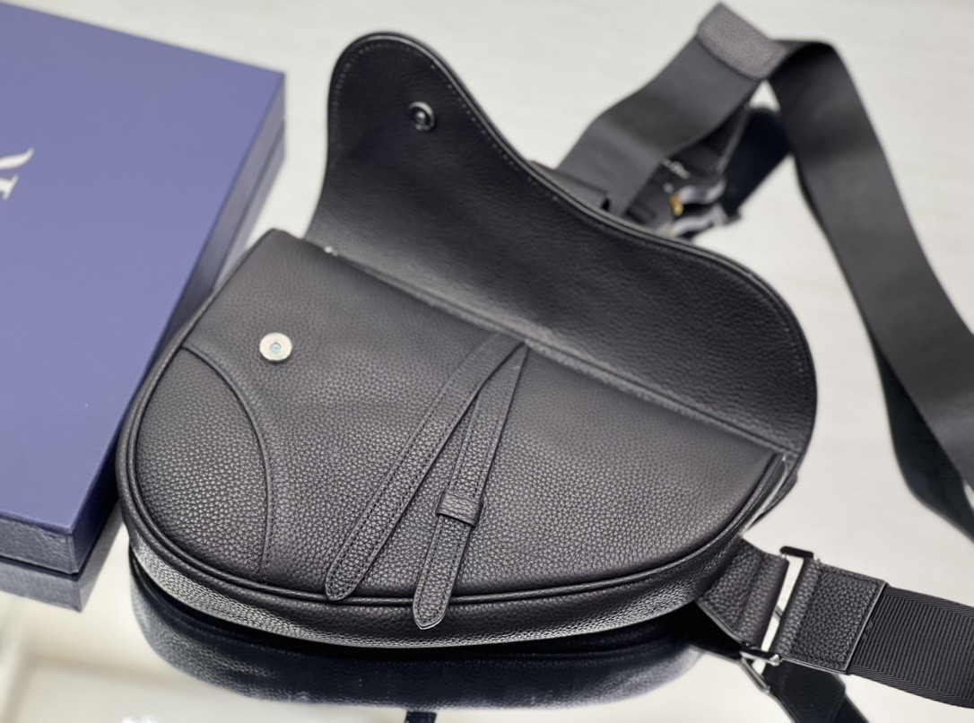 Ch**an D*0r X SHAWN STUSSY Grained Calfskin Saddle 26 x 19 x 4.5 cm