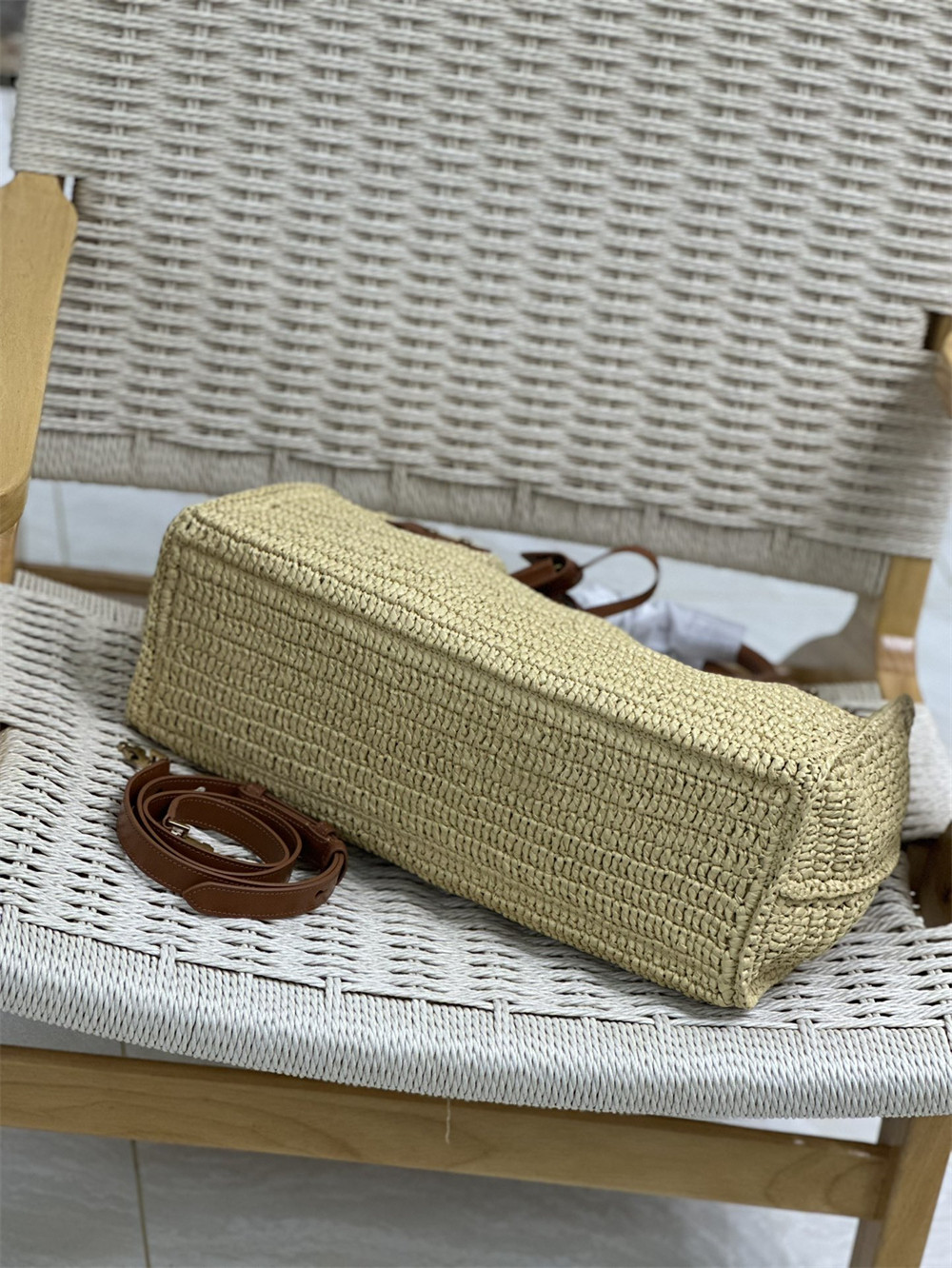 Y*L SAC DE JOUR MEDIUM S*pPLE IN RAFFIA AND VEGETABLE-TANNED LEATHER NATUREL AND BRICK