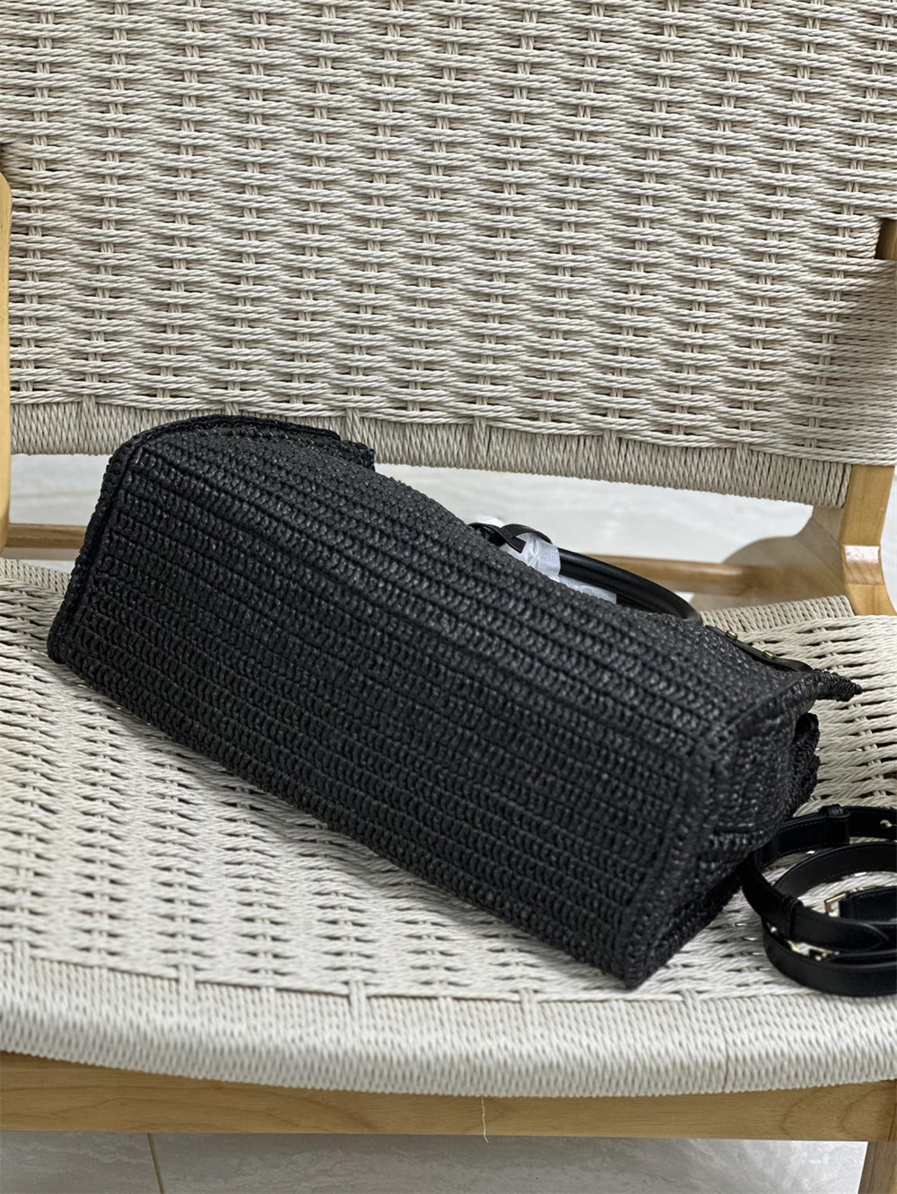 Y*L SAC DE JOUR MEDIUM S*pPLE IN RAFFIA AND VEGETABLE-TANNED LEATHER BLACK