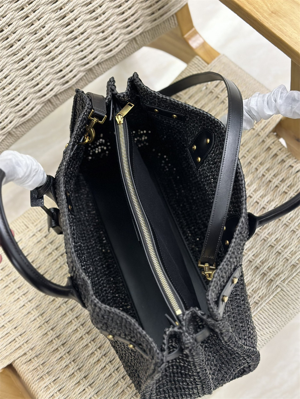 Y*L SAC DE JOUR MEDIUM S*pPLE IN RAFFIA AND VEGETABLE-TANNED LEATHER BLACK