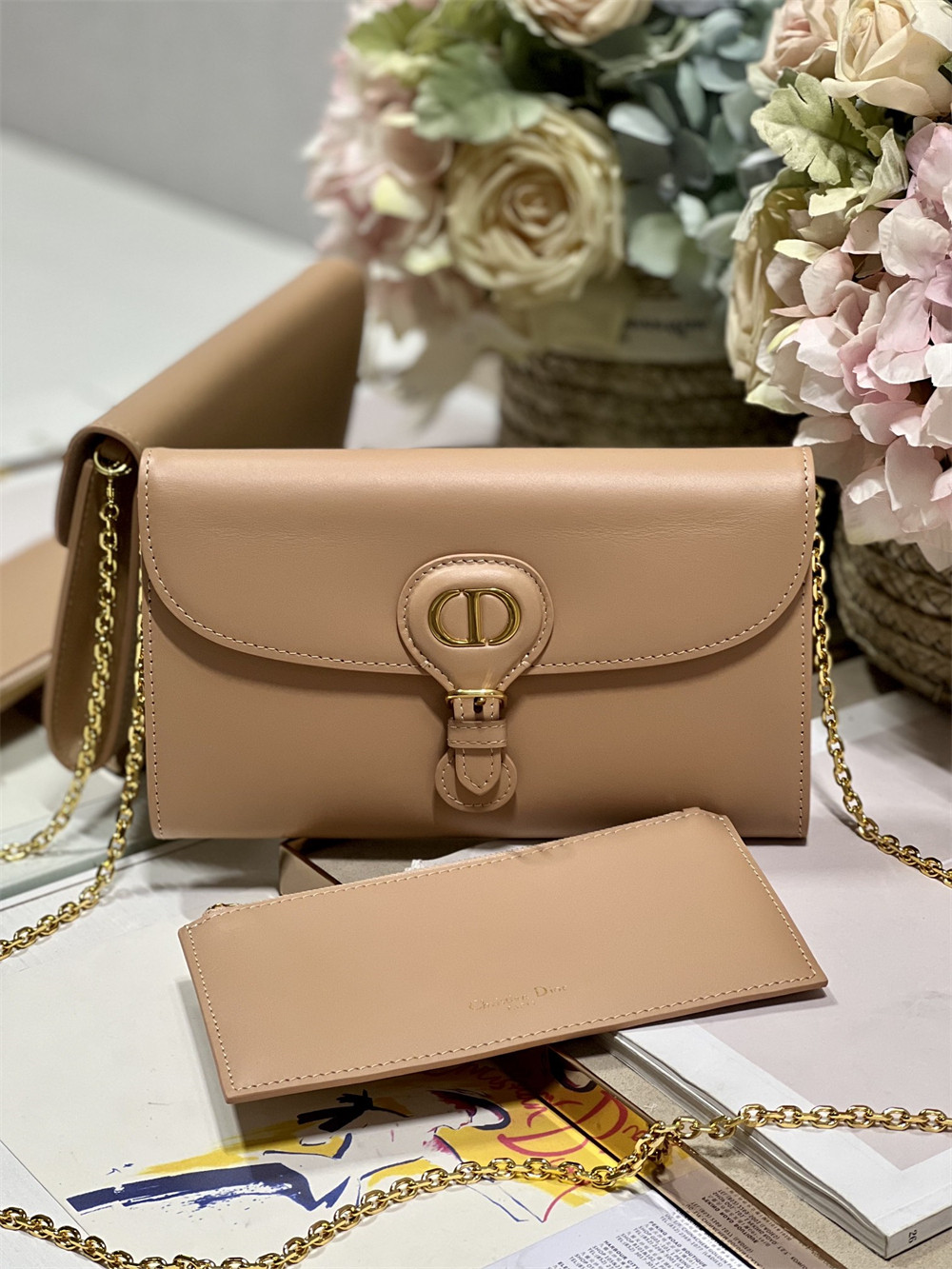 D*0r BOBBY EAST-WEST POUCH WITH CHAIN Latte Smooth Calfskin Amber