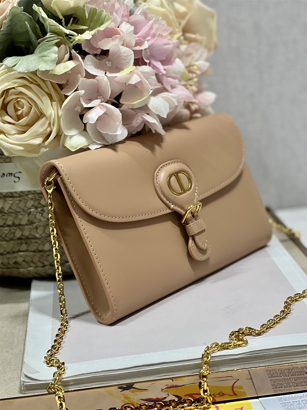 D*0r BOBBY EAST-WEST POUCH WITH CHAIN Latte Smooth Calfskin Amber