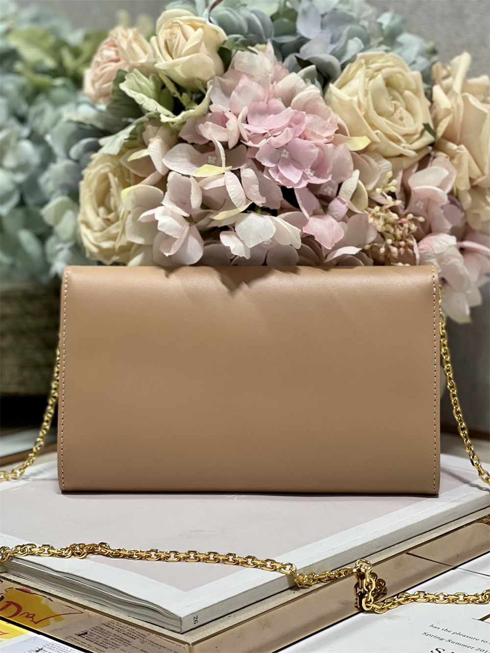 D*0r BOBBY EAST-WEST POUCH WITH CHAIN Latte Smooth Calfskin Amber
