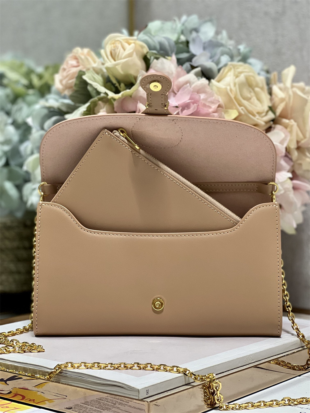 D*0r BOBBY EAST-WEST POUCH WITH CHAIN Latte Smooth Calfskin Amber