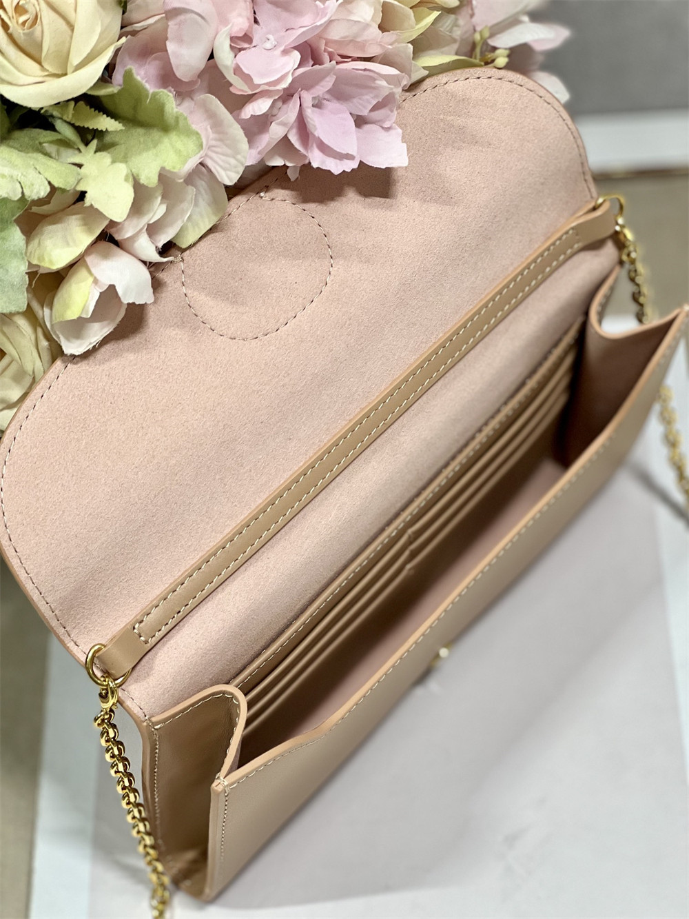 D*0r BOBBY EAST-WEST POUCH WITH CHAIN Latte Smooth Calfskin Amber