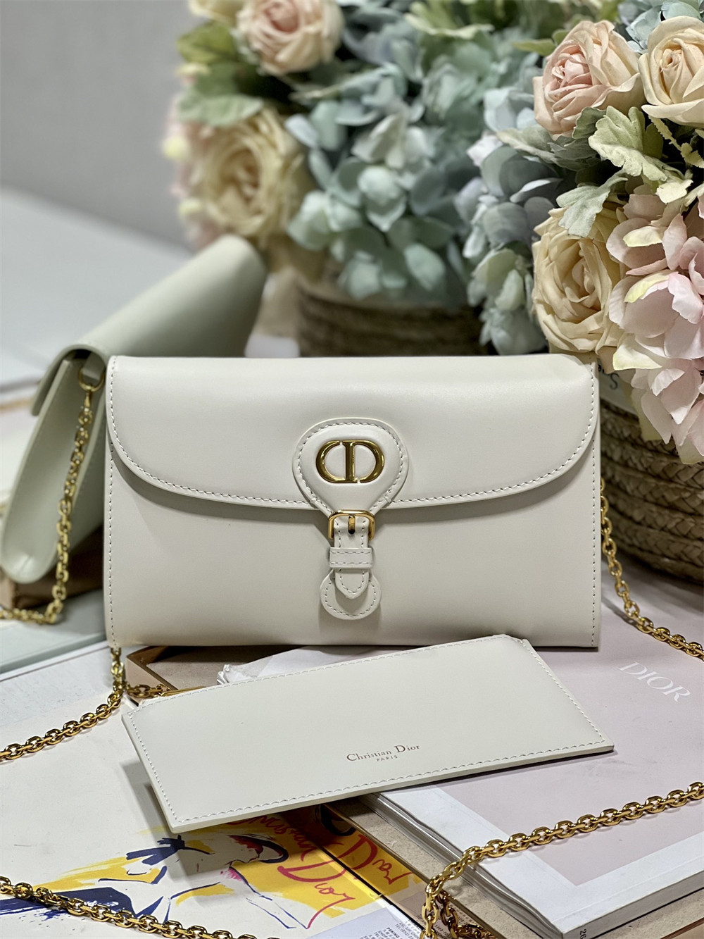 D*0r BOBBY EAST-WEST POUCH WITH CHAIN Latte Smooth Calfskin White