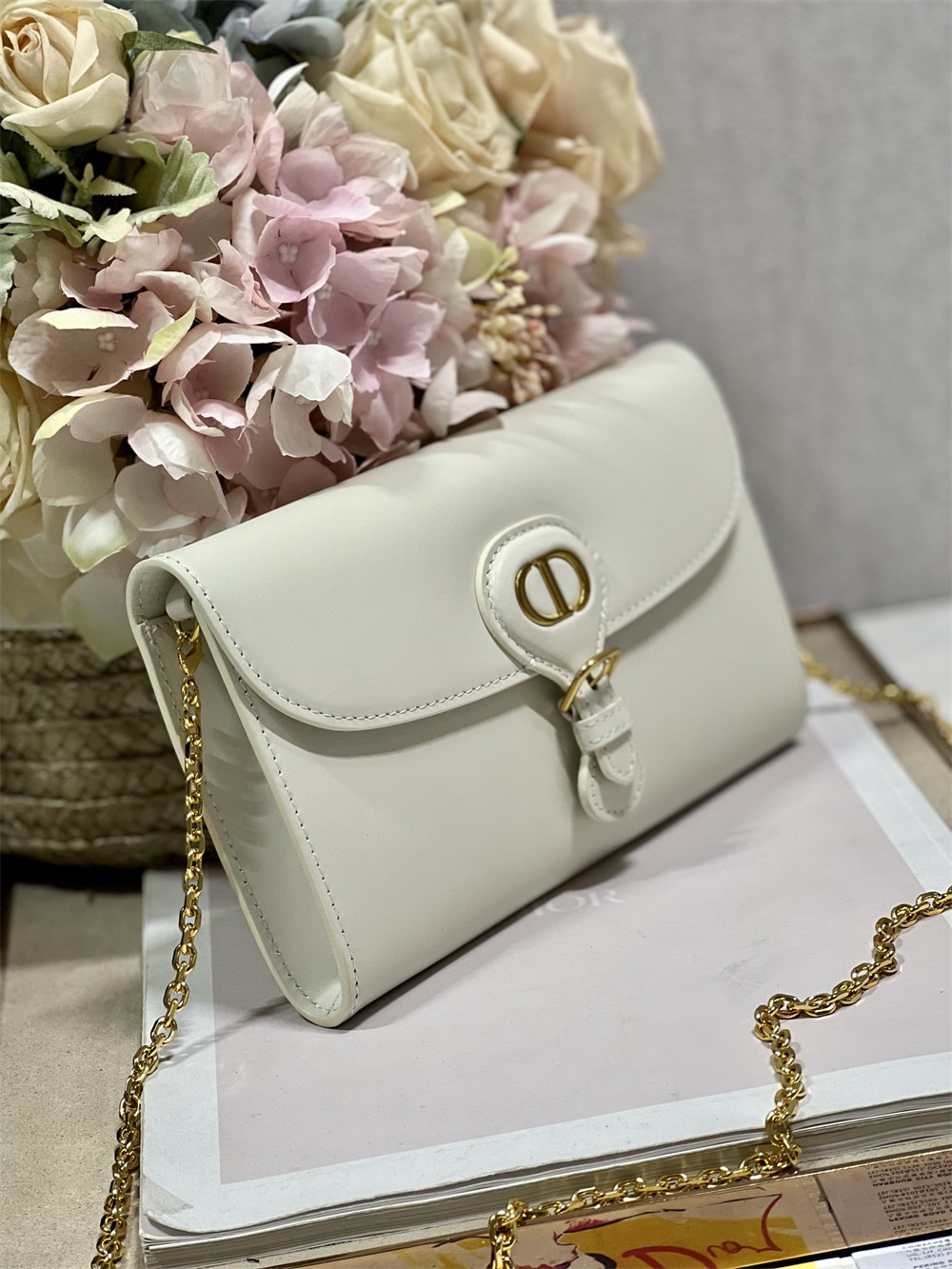 D*0r BOBBY EAST-WEST POUCH WITH CHAIN Latte Smooth Calfskin White