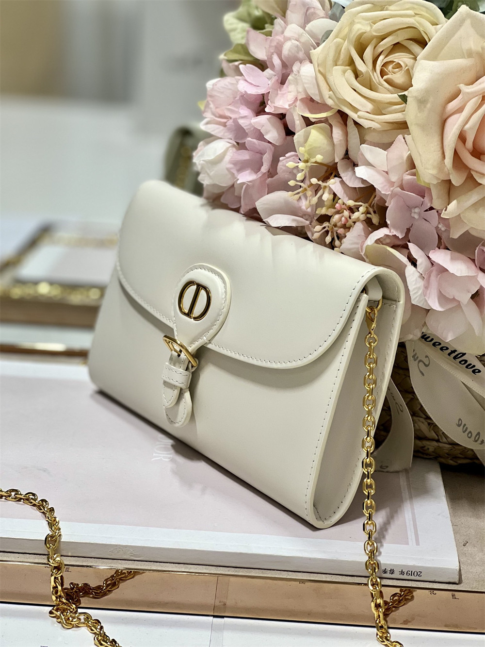 D*0r BOBBY EAST-WEST POUCH WITH CHAIN Latte Smooth Calfskin White